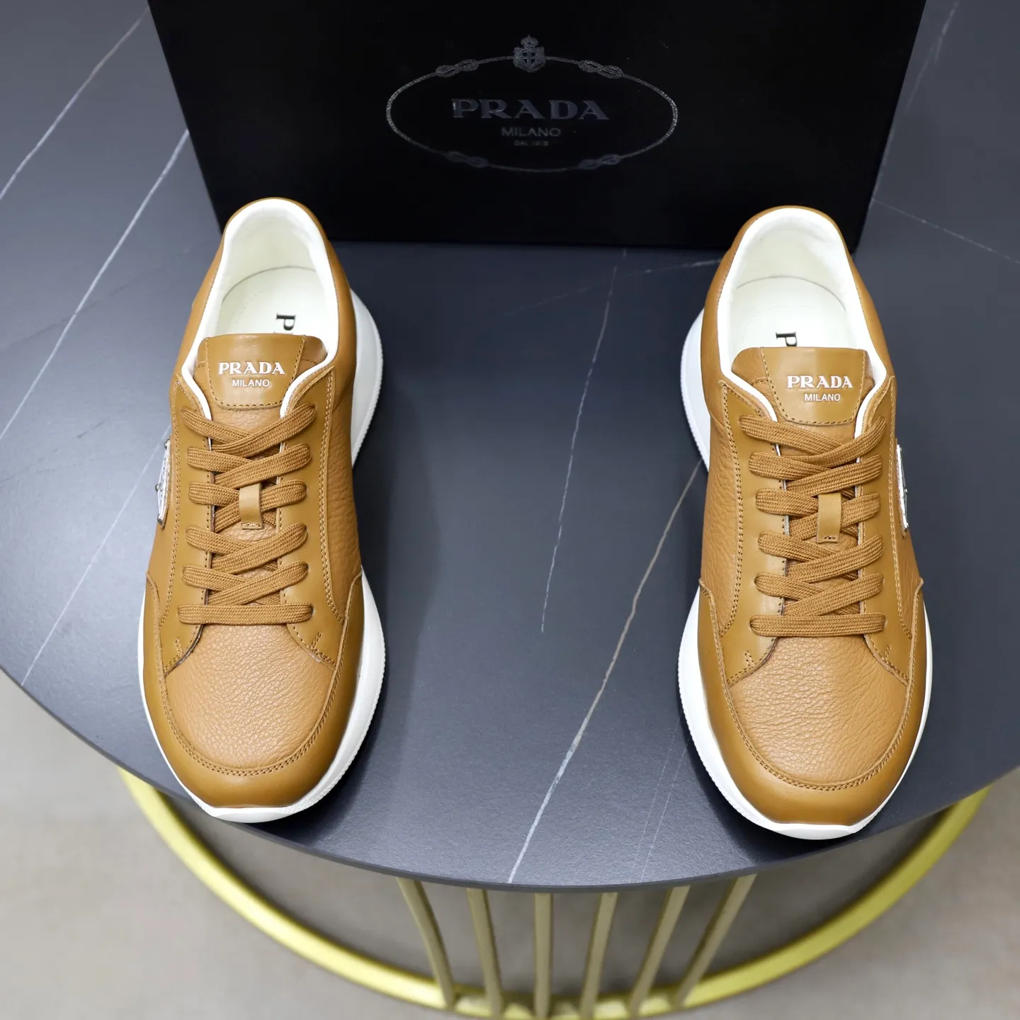 Factory price: 740💰Top original order Brand: PRADA (Prada) Standard code: Men's size 38/44 (45 can be customized) Grade: Same as the official website Material: Original cowhide stitching imported cowhide lining Original combination two-color wear-resistant soft outsole Style category: Leisure and sports version Young fashion European and American trend British style Color: Real picture color